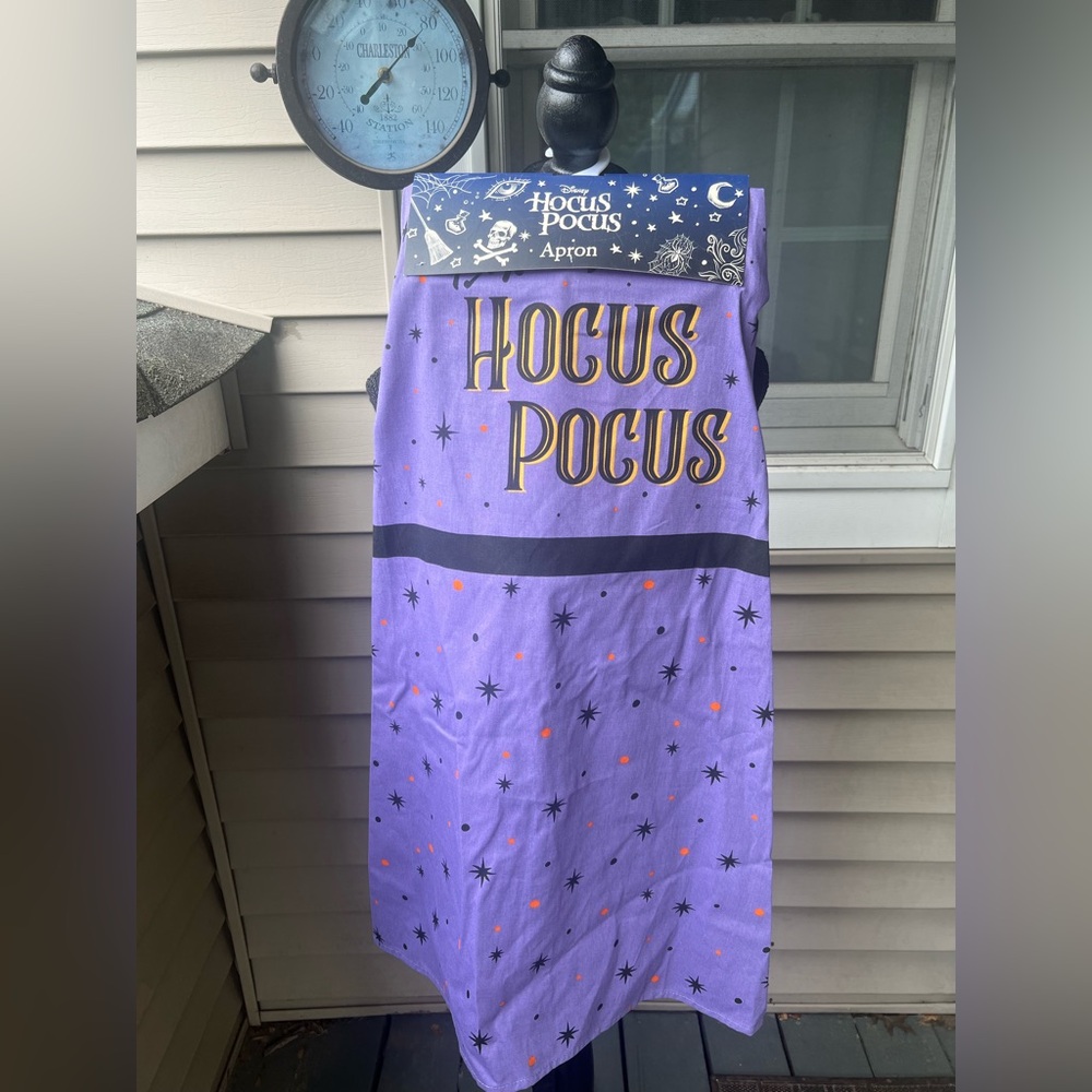 Disney Hocus Pocus Purple Apron with Gold Accents NWT